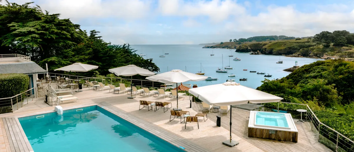Piscine face à la mer de l'hôtel Le Cardinal, à Belle-Île-en-Mer, photographiée pour EPICU Vannes