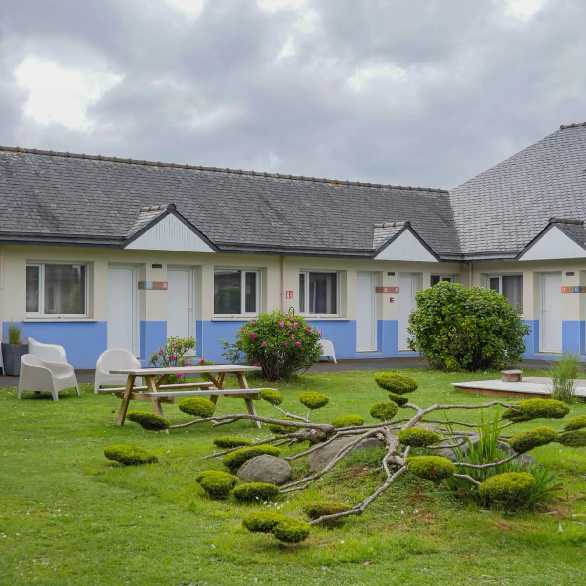 Façade et jardin de l'Hôtel Heod