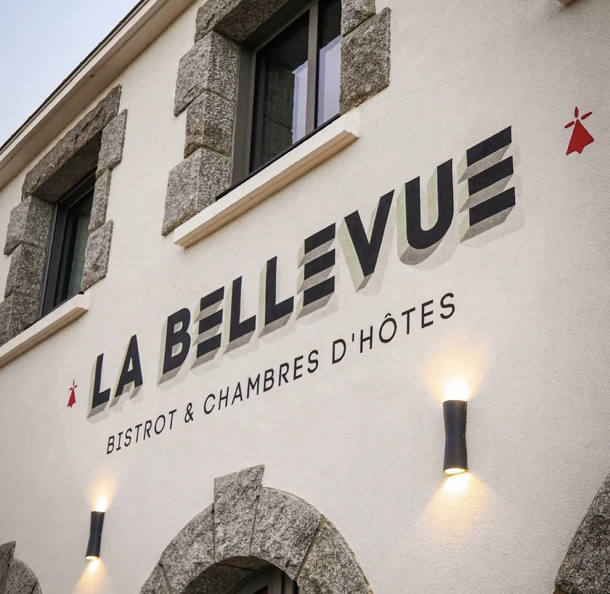 Façade de La Bellevue avec son enseigne