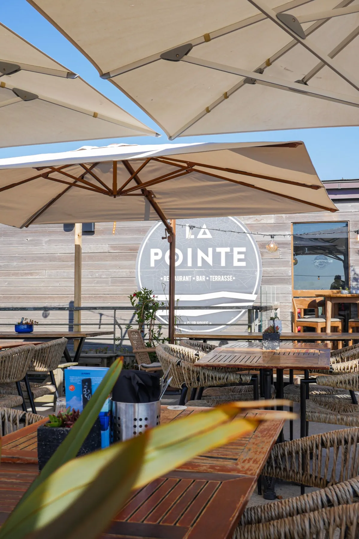 Terrasse et logo de La Pointe