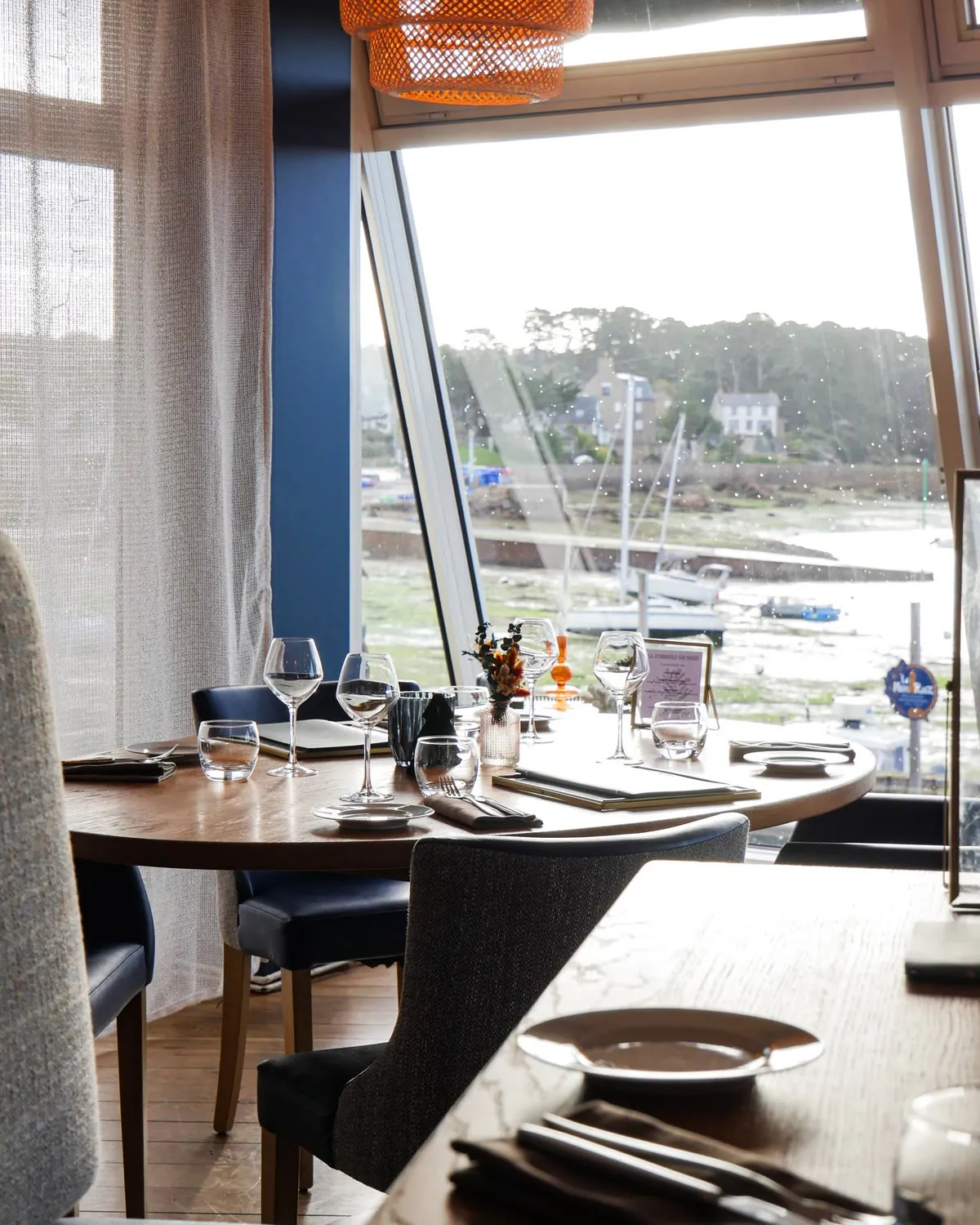 Salle avec vue sur le port — La Table des Rochers