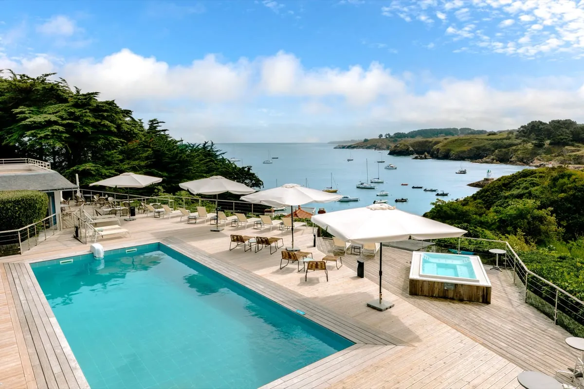 Piscine et terrasse de l'hôtel Le Cardinal avec vue sur la baie