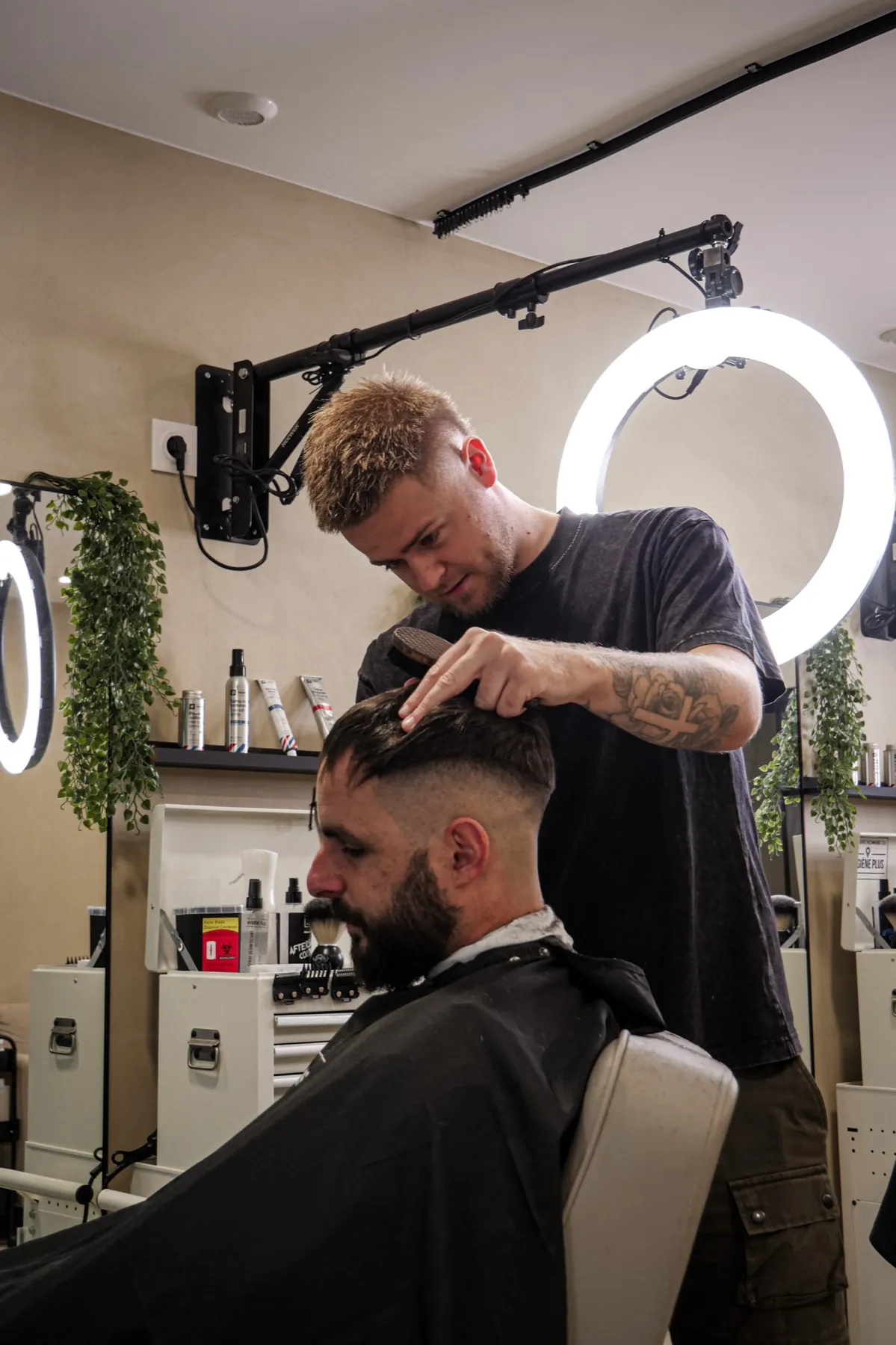 Barbier au travail — Les Barbiers Bretons