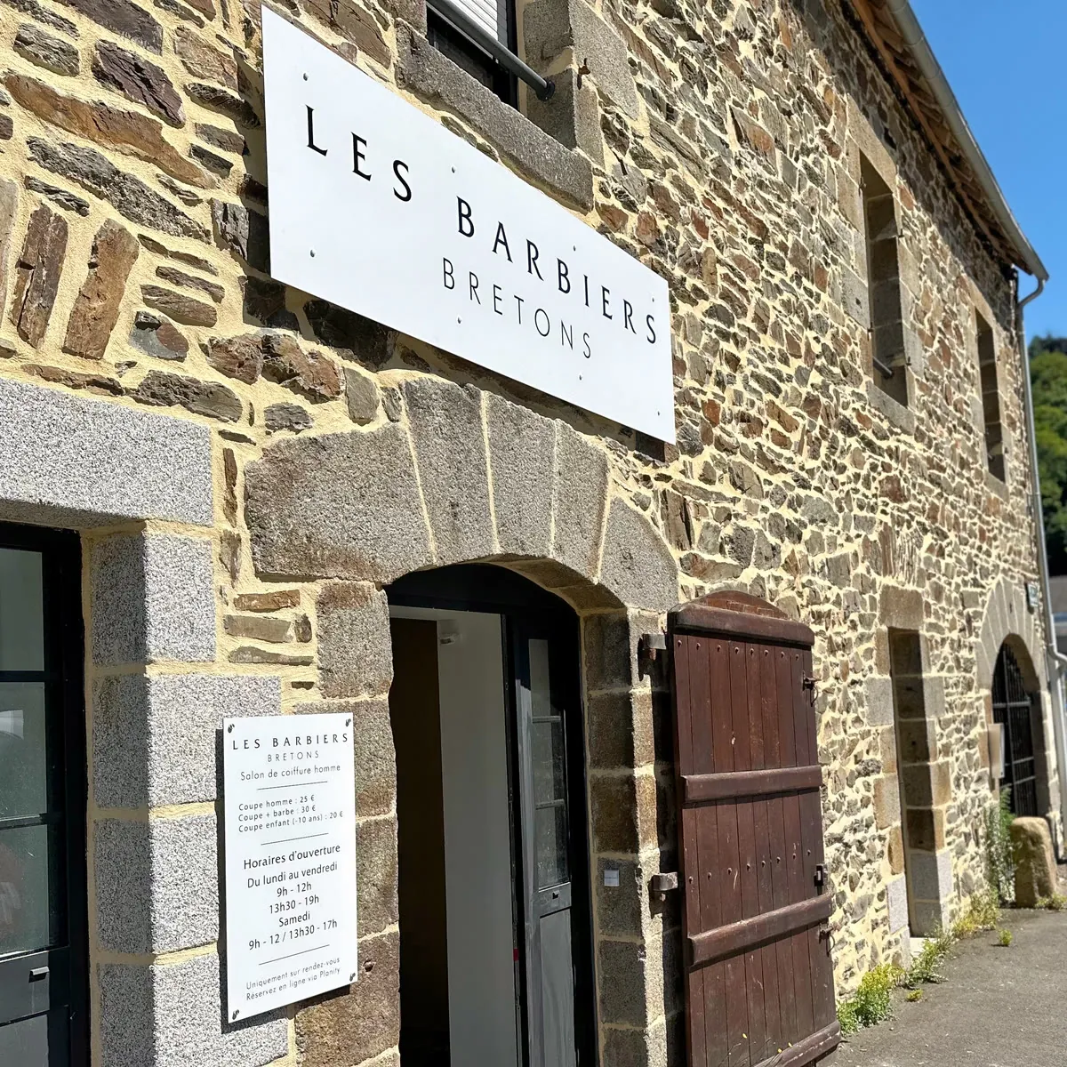 Façade et enseigne des Barbiers Bretons, au port du Légué