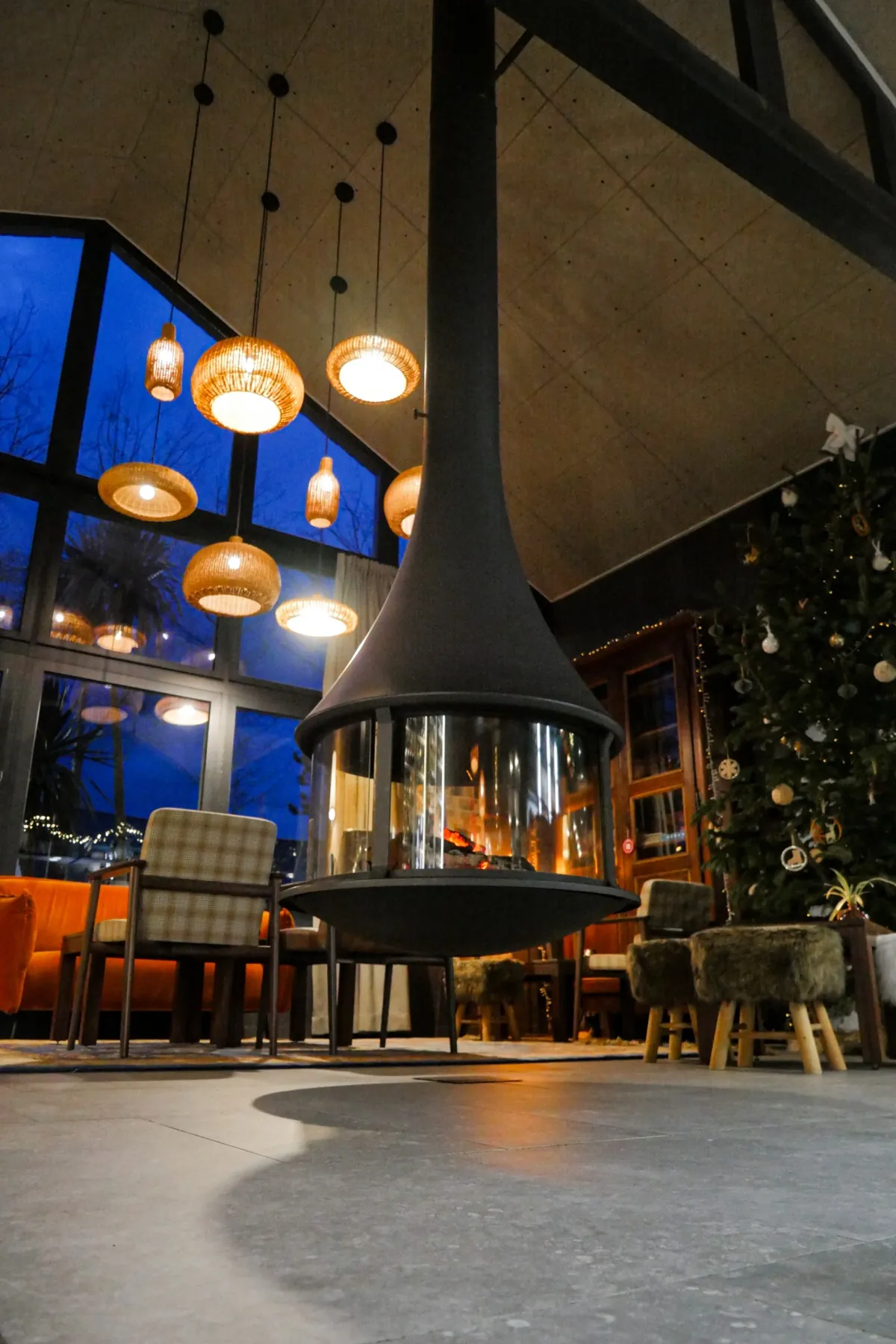 Cheminée suspendue dans le salon des Hauts de Kerano
