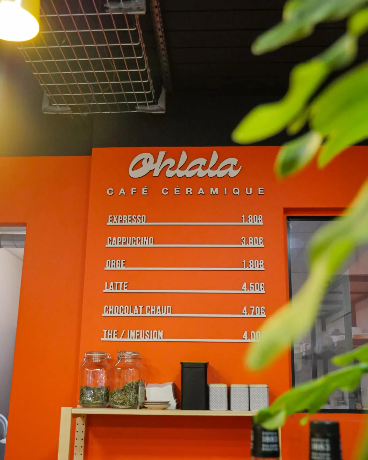 Comptoir et logo d'Ohlala Café Céramique