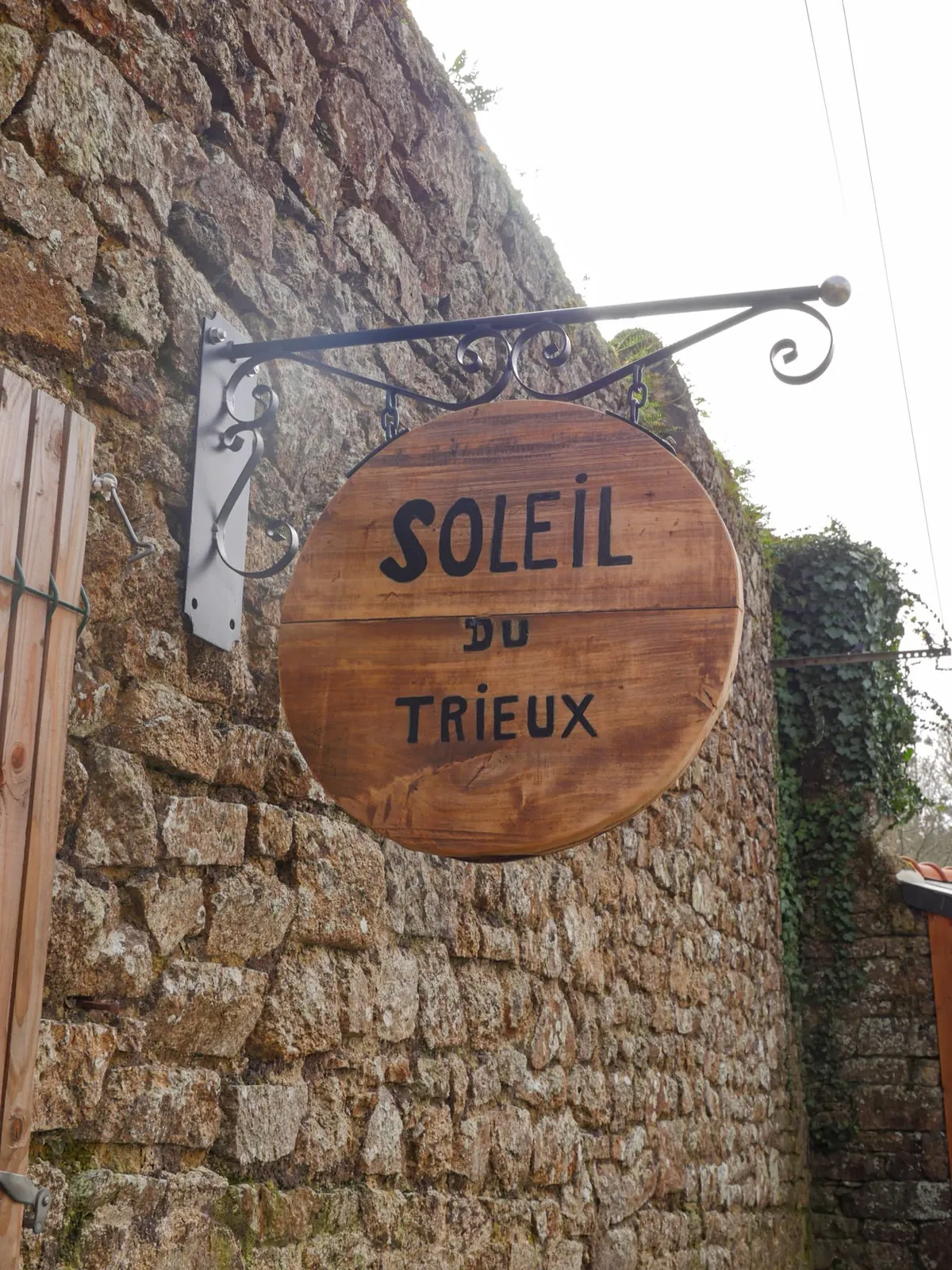L'enseigne en bois de Soleil du Trieux, à Guingamp